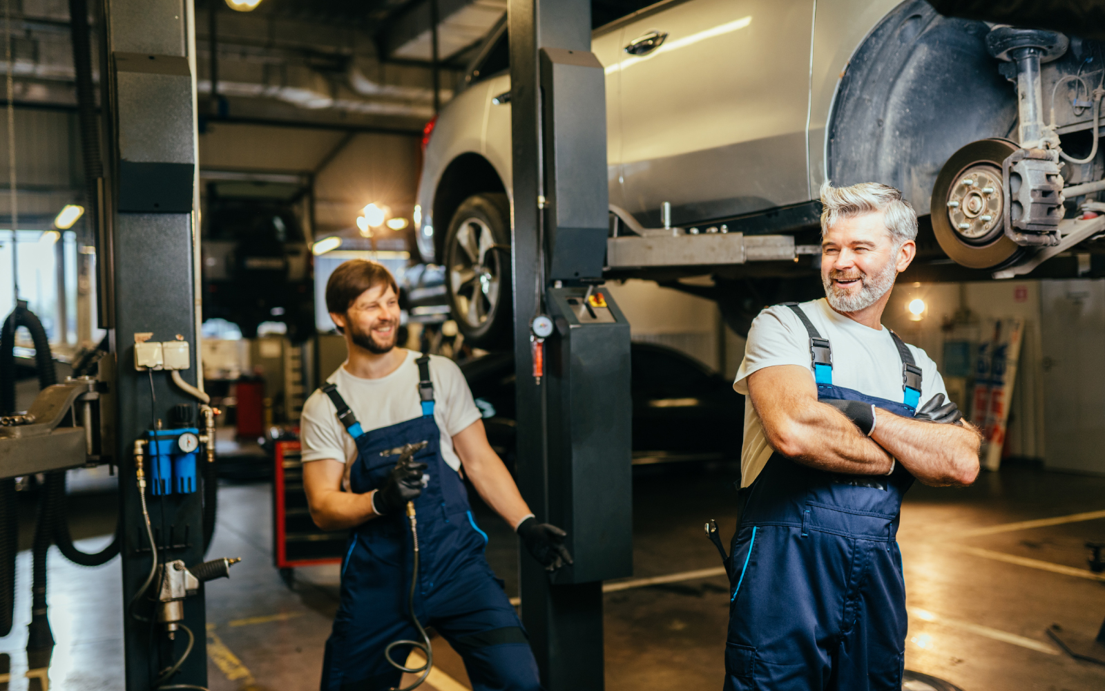Équipe de techniciens VDM Garage en atelier